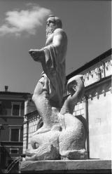Carrara  - Piazza del Duomo - Fontana del Gigante di Bandinelli secolo XVI