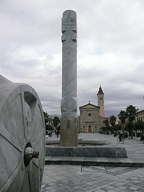 Marina di Carrara - Piazza G.Menconi - "La colonna del sole - Luce, acqua, terra", di Mohammad Sazesh