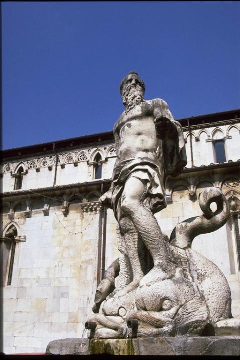 Carrara  - Piazza del Duomo - Fontana del Gigante di Bandinelli secolo XVI